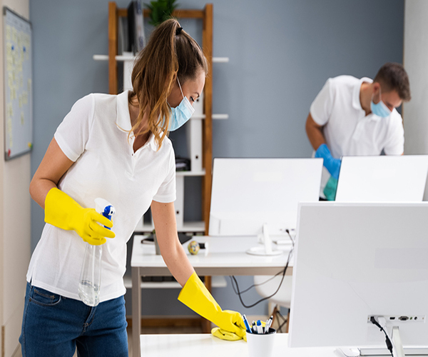 Ya teniendo en cuenta que el orden en la oficina es súper importante para generar experiencias laborales satisfactorias, ahora hay que preguntarse ¿quién es el responsable de mantener ese orden? La respuesta depende de muchos factores, ya que si la empresa contrata a trabajadores encargados de hacerlo, el personal se puede desligar un poco del tema; pero si no existe esa posibilidad, cada uno de los empleados deberá aportar su granito de arena para mantener organizados los espacios. Si éste último es tu caso, deberás preocuparte de algunos detalles. Lo ideal es tener en cuenta que se necesitarán muebles destinados a organizar y mantener todo en su lugar, para eso puedes instalar percheros, cajoneras, gabinetes y otros, para que así cada trabajador pueda guardar sus cosas y organizar su trabajo sin problema.