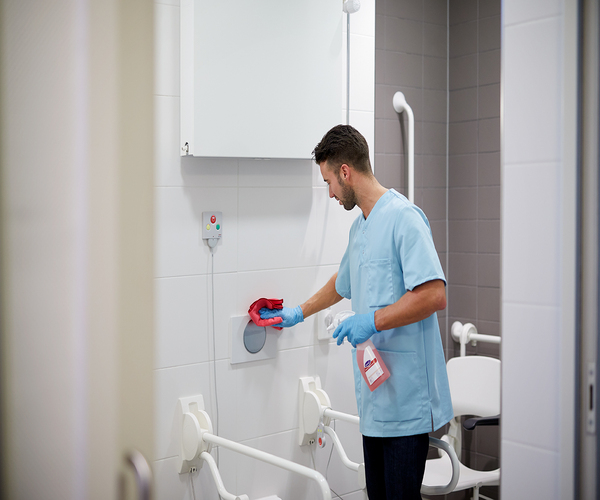 El objetivo en hospitales y ambulatorios es muy exigente, conseguir una limpieza máxima que proteja la salud de los pacientes, del personal sanitario y de los visitantes.